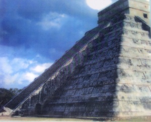 No equinócio e solstício,quando o sol se põe, cria esta imagem na pirâmide: a serpente com 7 pirâmides de luz na cauda. 